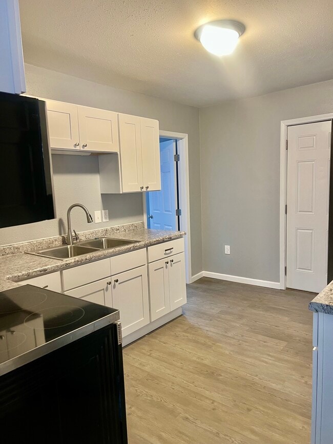 Photo - 2210 Salu St