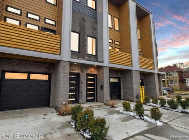 Building Photo - 1547 Pallister Unit 11