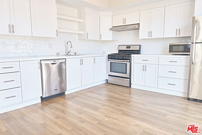 Building Photo - 842 11th St Unit 6