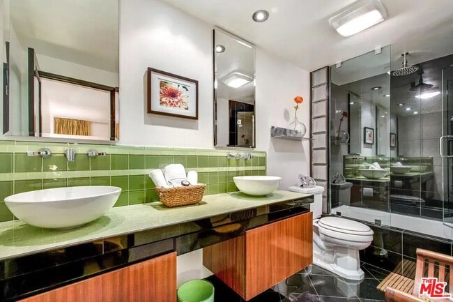 Photo - 8550 Holloway Dr Unit 305