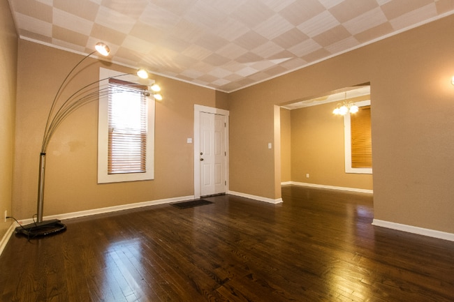 Photo - 571 Angella St