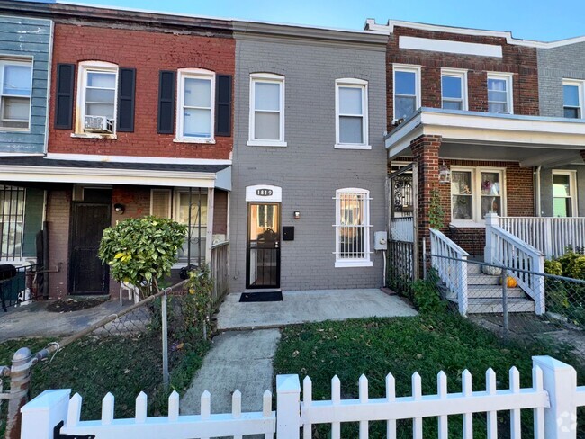 Building Photo - Charming 3BR Townhome Near Eastern Market ...