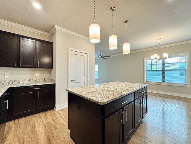 Building Photo - 707 NE Hts Ln