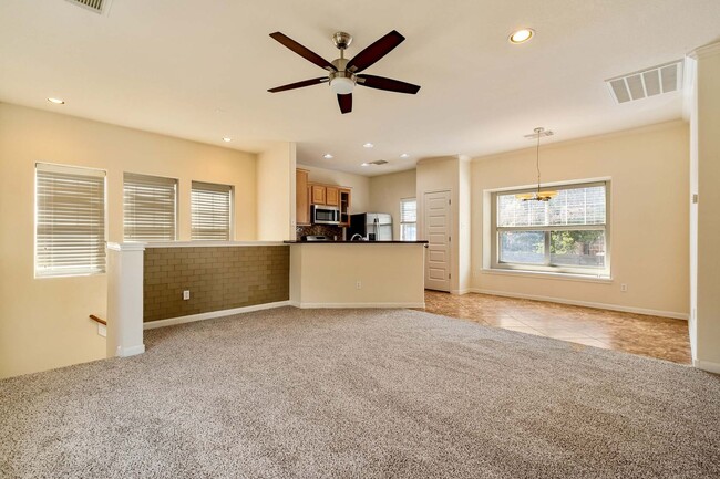 Building Photo - Spacious 2 Story, 2 Bedroom, 2 Bath Edgewi... Rental