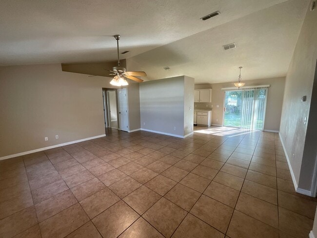 Photo - *** NOT AVAILABLE TO SHOW BEFORE MAY 15TH *** Great Location - SE Ocala Home 3/2/2 **Won't Last***