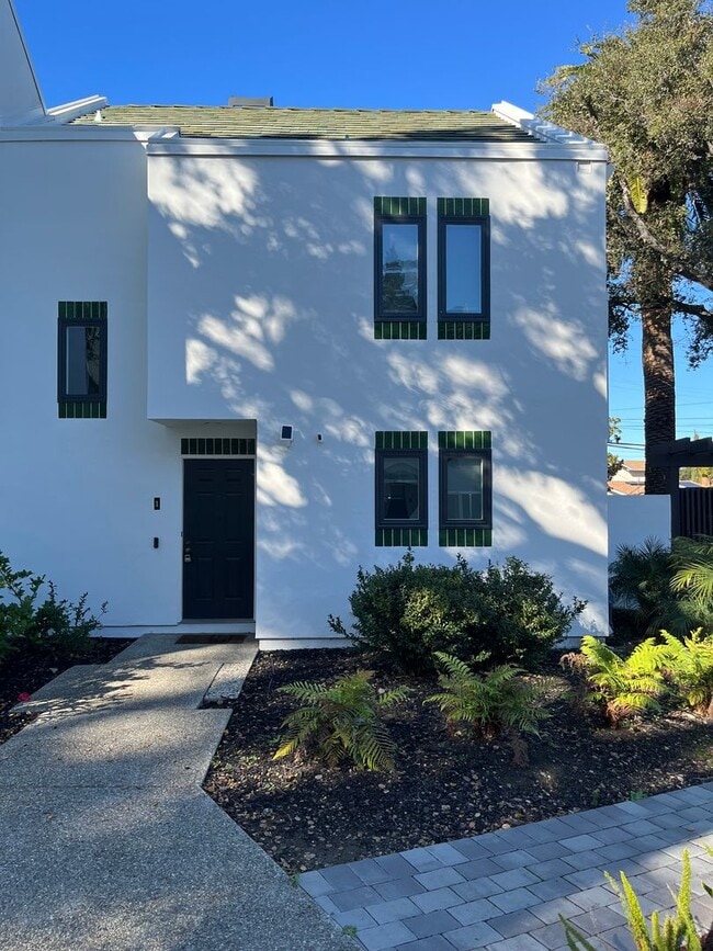 Building Photo - Modern Living Steps from Downtown Mountain View Shopping & Dining!