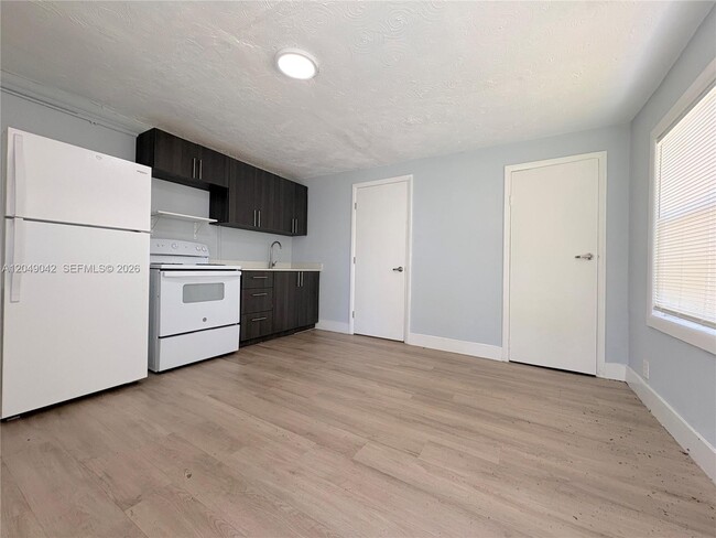 Building Photo - 1825 McKinley St Unit 1-2