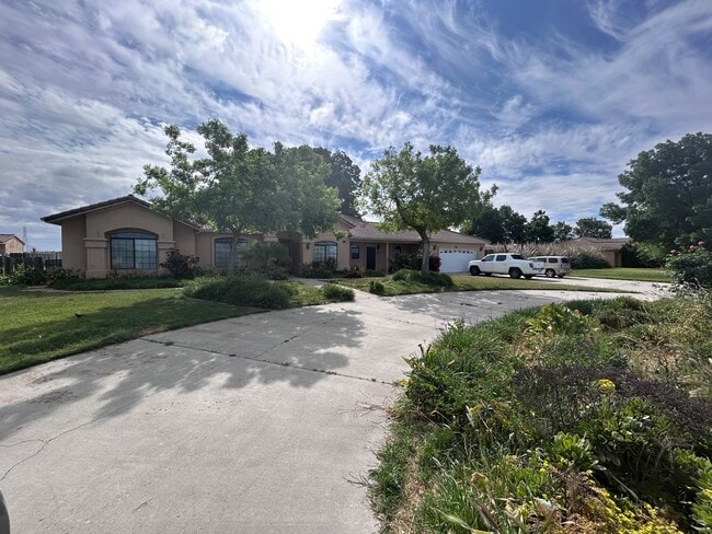 Building Photo - Large welcoming space in the Country waiting for you