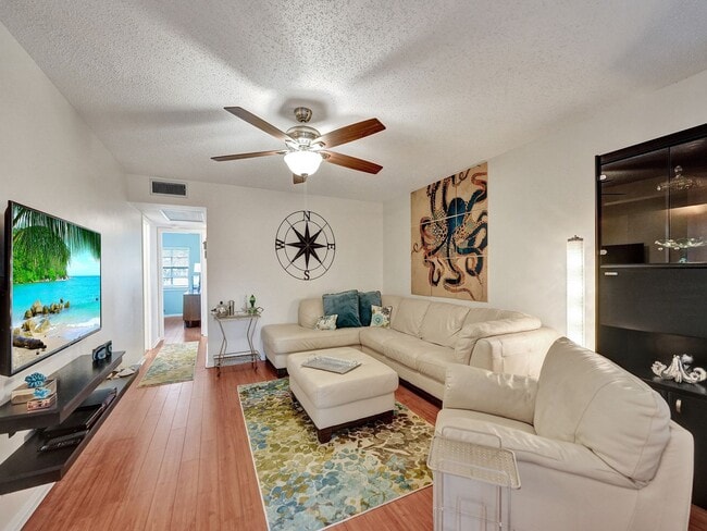 Beautiful fully furnished 2 bedroom 1 bath. - Beautiful fully furnished 2 bedroom 1 bath. Condo