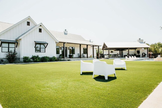 Building Photo - 2300 W Fitzhugh Rd