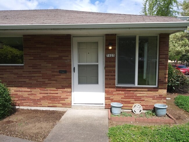 Photo - Arbor Lodge Mid Century Mod Unit 7123