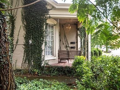 Porche delantero visto desde la entrada. - 176 Woodland Ave Unidad A