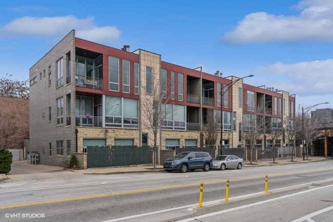 Building Photo - 902 N Elston Ave