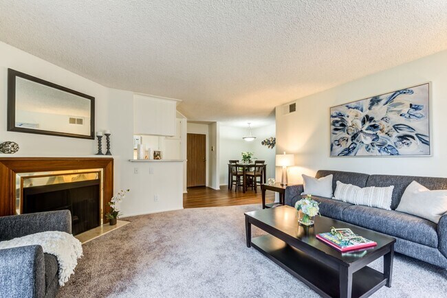 Amplia sala de estar con chimenea en el Plaza Apartments en Sherman Village
