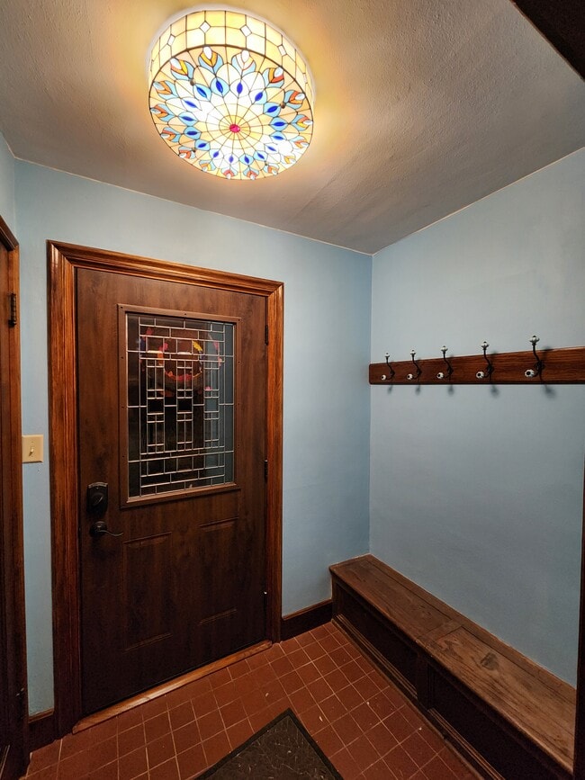 Mud Room - 134 W Lincoln St