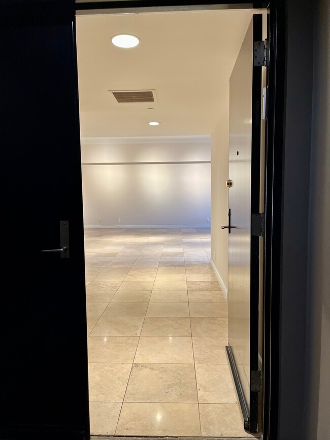 Building Photo - 10445 Wilshire Blvd Unit 305