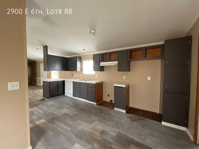 Photo - 2900 E 6th Ave