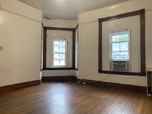 Photo - Downtown House - 6 Bedroom/ 2 Bathroom Lar...