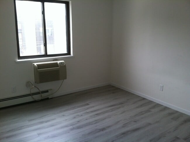 Photo - 1274 River Rd Unit 208 Undercliff Ave b8