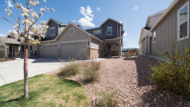 Rockrimmon Townhouse with 2 car garage - Rockrimmon Townhouse with 2 car garage