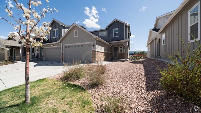 Building Photo - Rockrimmon Townhouse with 2 car garage