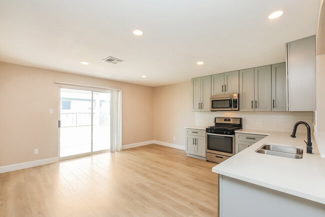 1210 Dayton Dr
