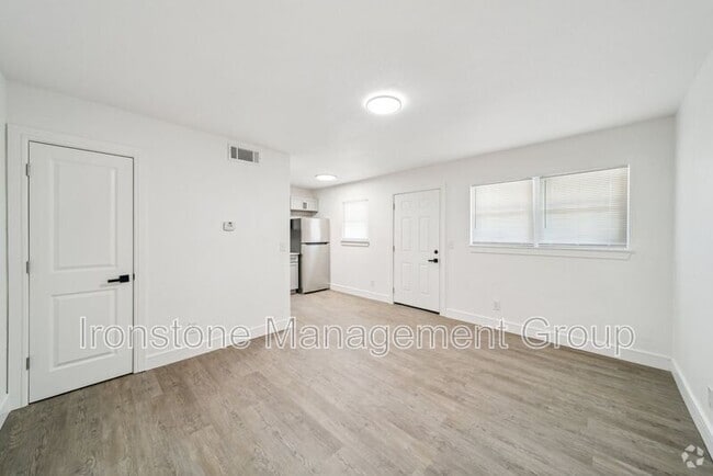 Building Photo - 3167 E 49th St Rental