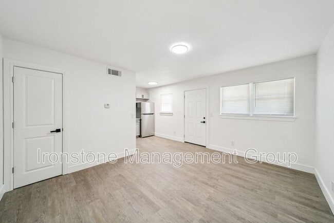 Building Photo - 3167 E 49th St Rental