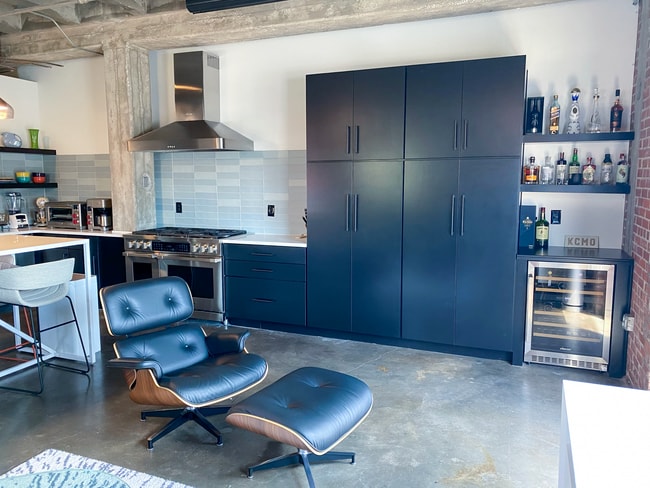 Despensas enormes con estantes extraíbles y barra con enfriador de vinos. - 1819 Baltimore Ave Unidad 208