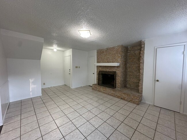 Building Photo - 9019 Sawtooth Ln Unit A