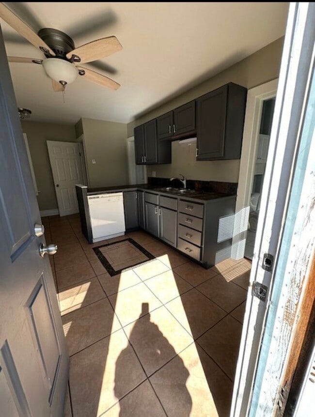 Photo - 310 W Scott St