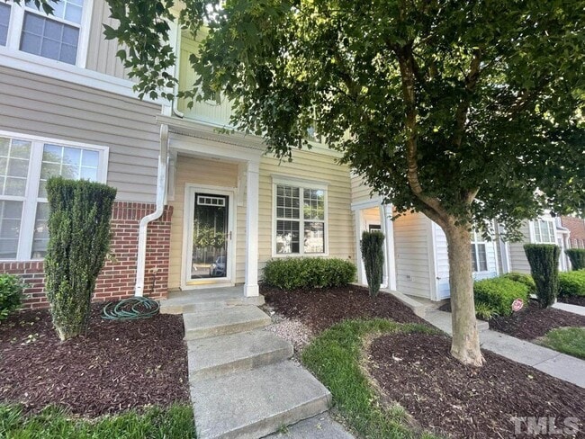 Building Photo - Spacious 2 bedroom 2.5 bath townhome