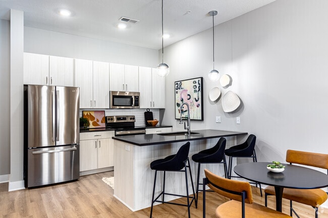 1BR, 1BA - 665SF