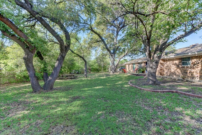 Building Photo - 210 Live Oak Dr