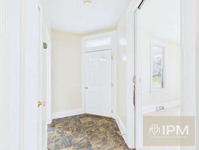 Building Photo - 54 Maple St Unit 54 E. Maple St Apt A