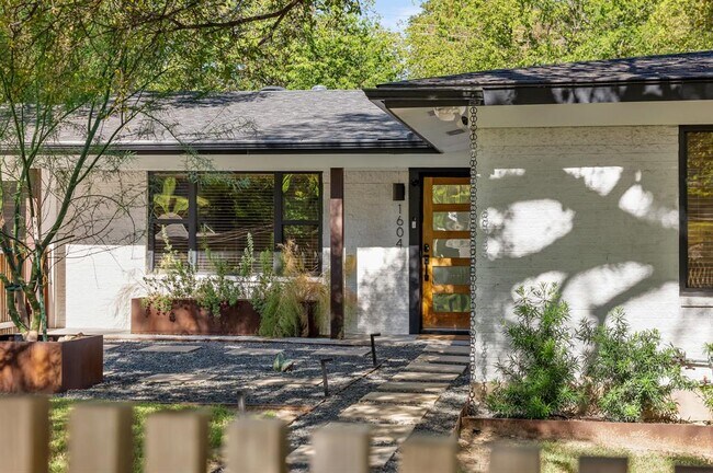 Photo - 1604 Elmhurst Dr House