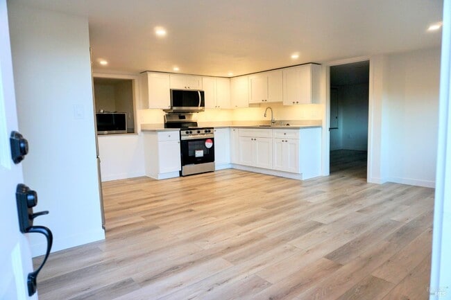 Building Photo - 604 Los Olivos Rd Unit B