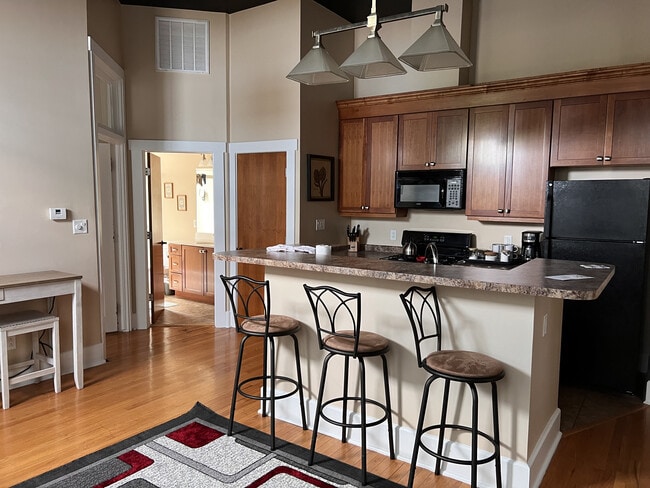 Photo - 124 N Neil St