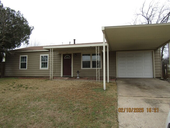 Building Photo - New listing! 3 bedrooms/1 bath/garage with carport