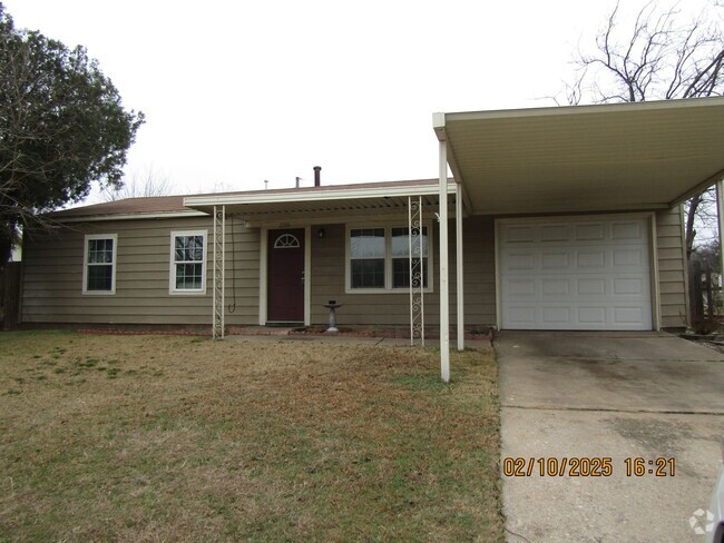 Building Photo - New listing! 3 bedrooms/1 bath/garage with... Rental