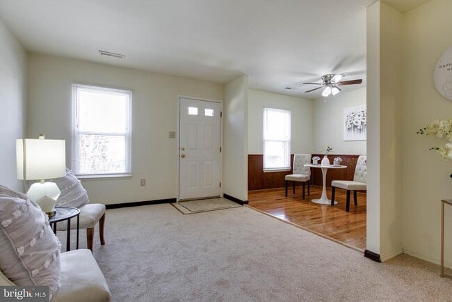 Building Photo - 557 W Diamond Ave Rental
