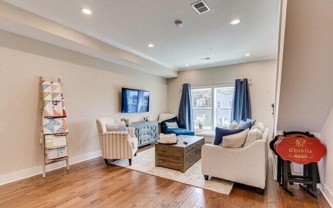 Photo - 1230 Queen St NE