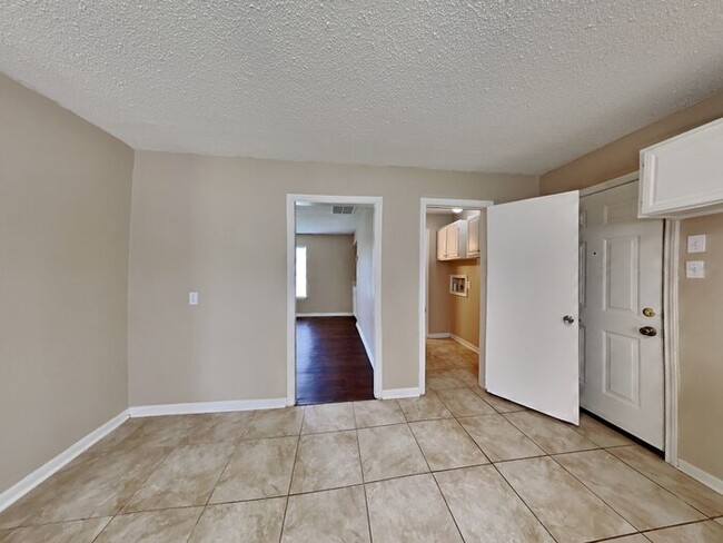 Photo - 6002 Raza Rd