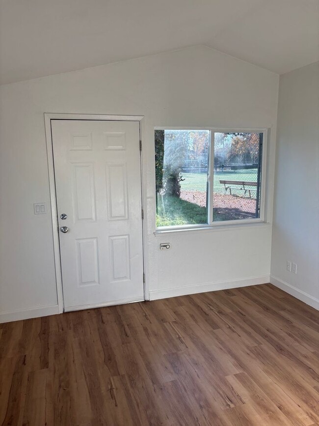 Photo - 309 King St Unit A