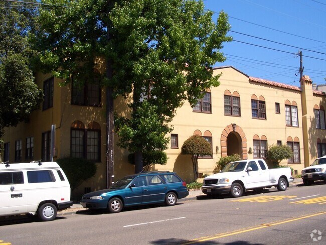 Building Photo - Spacious Once Bedroom, Newly Remodeled, Ne... Unit 4 Rental