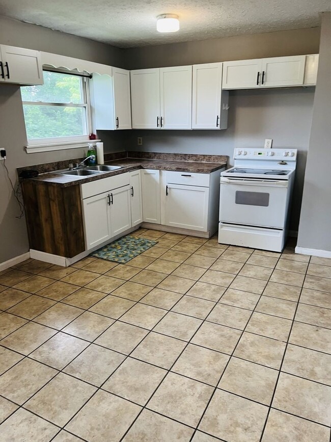 Photo - 4-5 Bedroom With 1 Bathroom