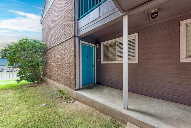 Building Photo - 1840 Burton Dr Unit 102 Rental