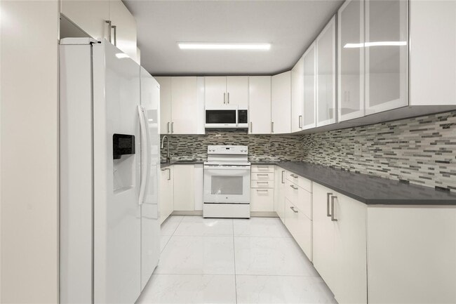 Building Photo - 3167 Cocoplum Cir