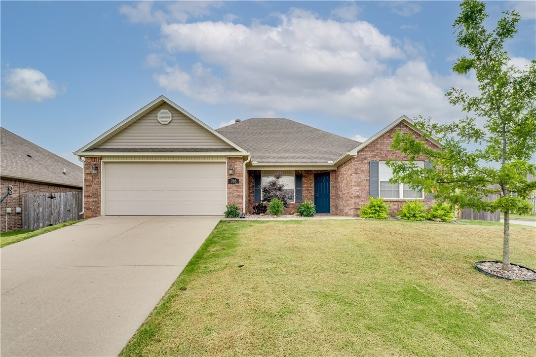 Photo - 705 SW River Rock St