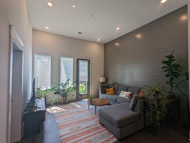 Photo - Modern Condo in the heart of East Nashville, just steps from South Inglewood Park! Unidad 101